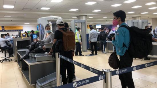 Imagen referencial: ecuatorianos viajando, en el aeropuerto de Quito, el 23 de diciembre de 2022.