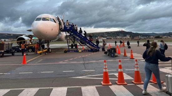 Pasajeros abordan un avión de la aerolínea Latam en el aeropuerto Mariscal Lamar, de Cuenca. 