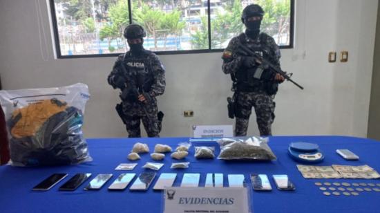 Dos militares custodian las evidencias tras operativos en Loja, el 12 de julio de 2023. 