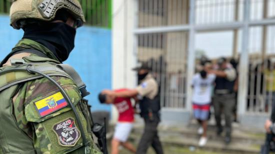 Un militar durante un operativo en la cárcel El Rodeo, de Portoviejo, Manabí, el 12 de julio de 2023. 