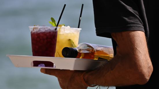 Imagen de archivo de un camarero sirviendo unas bebidas en Málaga, España.