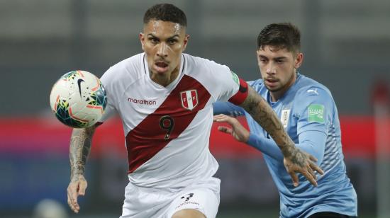 Paolo Guerrero disputa una pelota con el uruguayo Federico Valverde, el 2 de septiembre de 2021.