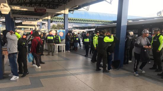 Policías realizan un operativo antidelincuencial en la Estación El Recreo de la Ecovía, el 14 de julio de 2023.