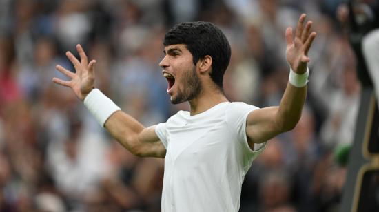 Carlos Alcaraz festeja su clasificación a la final de Wimbledon, el viernes 14 de julio de 2023.