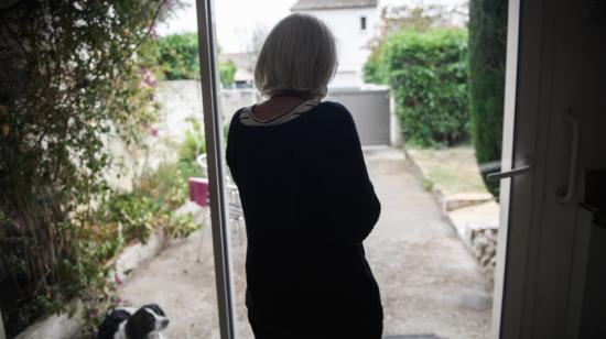 Imagen referencial. Una mujer que padece alzhéimer de espaldas en su vivienda, el 9 de mayo de 2023. 