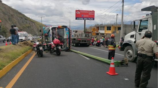 Un bus inteprovincial se volcó en la vía Panamericana Norte, en Quito, el 14 de julio de 2023. 