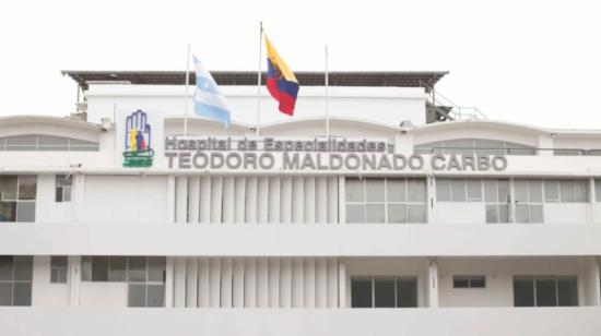 Fachada del Hospital Teodoro Maldonado Carbo, en Guayaquil.