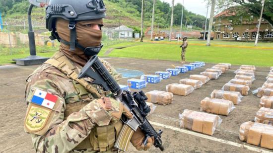 Un soldado panameño junto a la droga incautada por la Senan, entre el 12 y 14 de 2023, en varios puntos de Panamá.