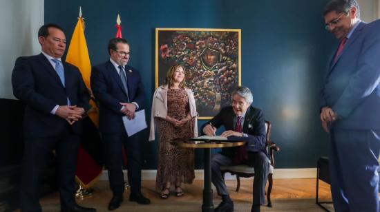 El presidente Guillermo Lasso firmó el decreto ejecutivo entregando la nacionalidad a Sergio Ramírez, el 14 de julio de 2023, en Madrid (España).