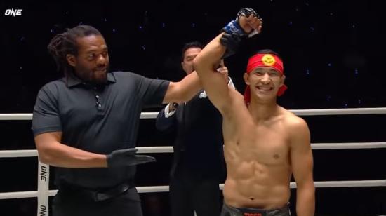 Akbar 'Bakal' Abdullaev celebra su victoria ante el ecuatoriano Aaron Cañarte en la ONE Championship, el 14 de julio de 2023.