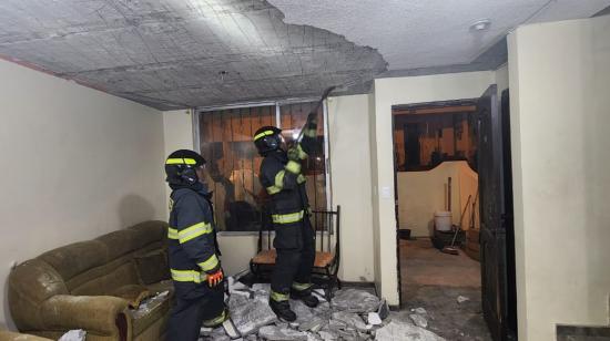 Bomberos atienden el desprendimiento del enlucido de un tumbado en una vivienda en Quitumbe.