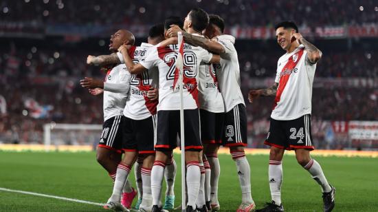 Los jugadores de River festejan uno de los goles ante Estudiantes, el 15 de julio de 2023.