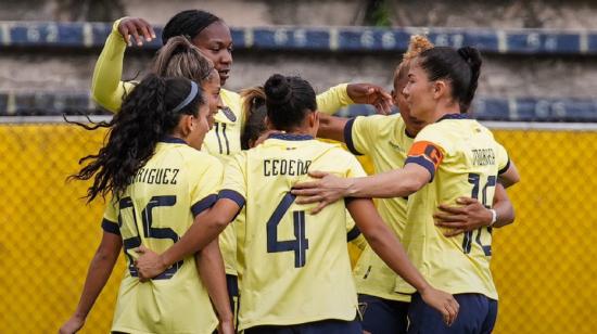 Las futbolistas de la selección ecuatoriana celebran un gol ante Cuba, en Quito, el 15 de julio de 2023.