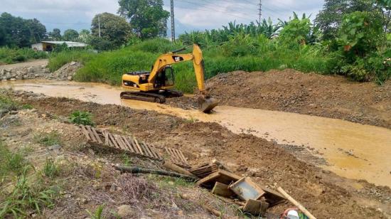 Una máquina trabaja en el encauzamiento del río Guanache, en Ponce Enríquez.