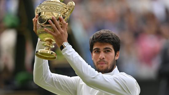 Carlos Alcaraz levanta el trofeo de Wimbledon, el domingo 16 de julio de 2023.