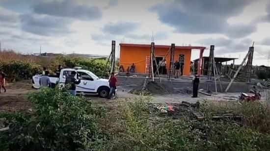 Exteriores de la vivienda donde ocurrió la masacre en Chanduy, Santa Elena, el 16 de julio de 2023. 