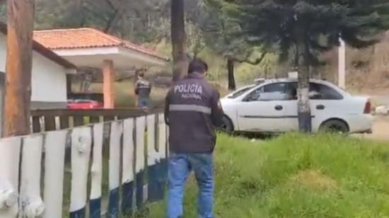 Personal policial en el levantamiento de un cadáver en la parroquia Nulti, en Cuenca, el 16 de julio de 2023.