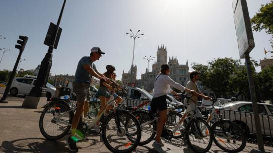 Varias personas en bicicletas pasean en Madrid, el 17 de julio de 2023. 