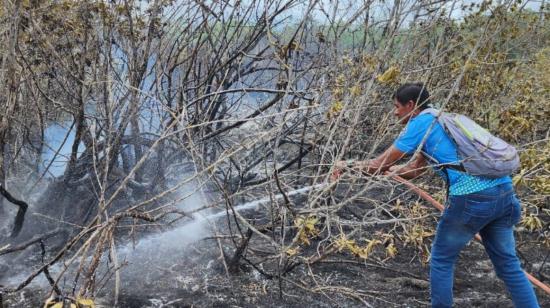 Personal de emergencia controla el incendio en la isla Isabela, en Galápagos, el 17 de julio de 2023. 