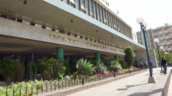 Fachada del edificio del BCE, en la avenida 10 de Agosto, Quito.