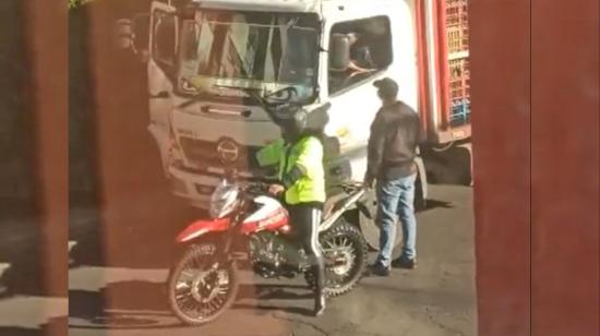 Captura de pantalla del asalto con el uniforme de la AMT, el 18 de julio de 2023, en Quito.