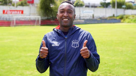 Luis 'Chucho' Bolaños, jugador de Deportivo Quito, después de una entrevista en el Complejo de Carcelén.