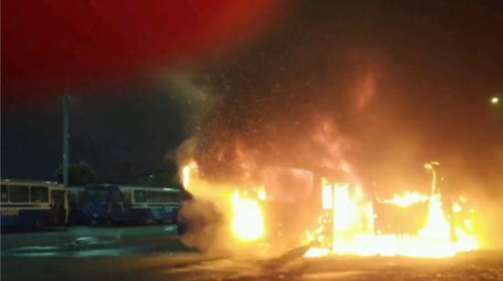 Un incendio en la estación Río Daule afectó tres buses de la Metrovía, el 19 de julio de 2023. 