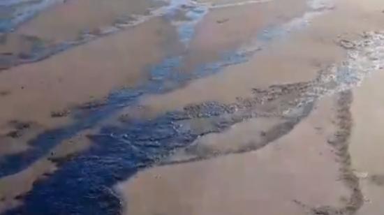 Vista área de una parte del derrame de crudo en la playa de las Palmas, en Esmeraldas, el 19 de julio de 2023. 