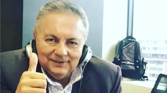 El periodista Patricio Díaz Guevara, en una cabina de Radio en Quito.