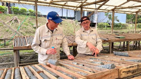 Director Ejecutivo de SolGold Ecuador, Scott Caldwell, inspeccionando el núcleo de perforación en Cascabel, en diciembre de 2022. - Foto: SolGold Ecuador