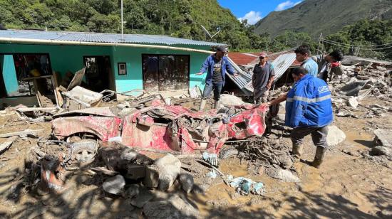 Los rescatistas en el lugar de la avalancha, en Cundinamarca, el 18 de julio de 2023.