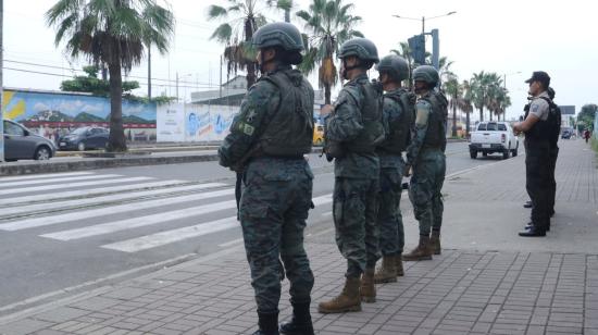 Militares y policías en los exteriores de una unidad educativa en Durán, el 24 de mayo de 2023.