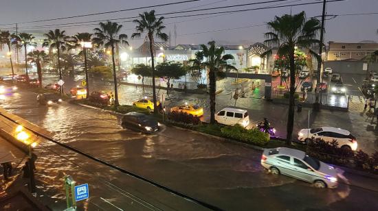 Avenida del norte de Guayaquil inundada tras la fuerte lluvia del 7 de julio de 2023. 