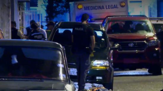 Un carro de Medicina Legal de la Policía Nacional en el lugar del crimen de una persona en Guayaquil, el 19 de julio de 2023. 