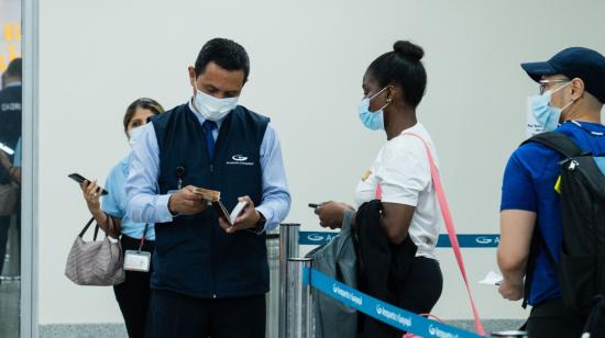 Imagen referencial de la revisión del pasaporte de una pasajera en el Aeropuerto Internacional José Joaquín de Olmedo, en Guayaquil, en enero de 2023. 