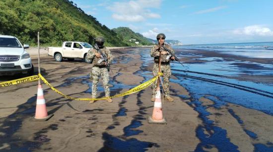 Militares junto al área de playa afectada por el derrame de crudo, el 19 de julio de 2023. 