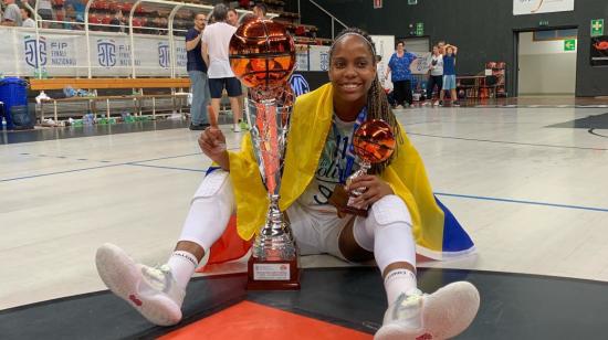 Blanca Quiñónez, con sus trofeos de campeona y MVP en la final Sub 17 de Italia.