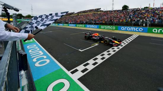 El piloto de Red Bull, Max Verstappen, cruza la línea de meta en el Gran Premio de Hungría de la F1.