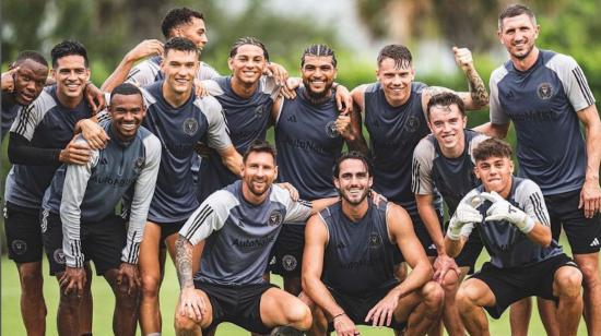 Lionel Messi junto a Leonardo Campana y sus demás compañeros del Inter Miami tras el entrenamiento del 20 de julio de 2023.