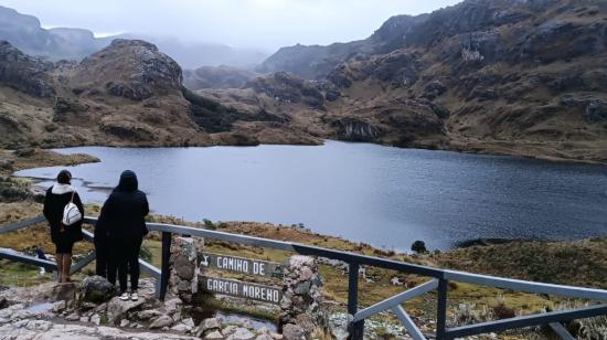 Turistas visitan la laguna La Toreadora, en el Parque Nacional Cajas de Cuenca, el 8 de julio de 2023.