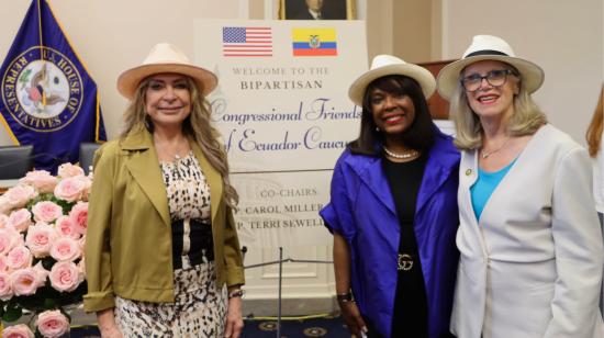 La Embajadora ecuatoriana en Estados Unidos, Ivonne Baki, junto a dos congresistas estadounidenses 'amigos' de Ecuador, el 20 de julio de 2023. 