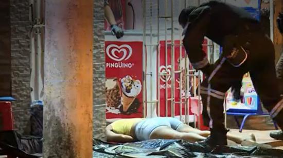 El cuerpo de una joven madre en el ingreso de una tienda en Florida Norte, Guayaquil, el 20 de julio de 2023. 