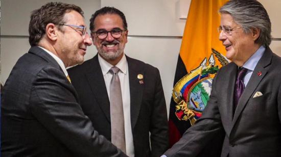 Achim Steiner, administrador del PNUD, y el presidente de Ecuador, Guillermo Lasso, estrechan la mano. El canciller Gustavo Manrique, al fondo.