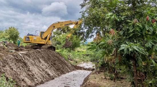 Maquinaria municipal realiza obras en Portoviejo para prevenir las consecuencias del fenómeno de El Niño. 