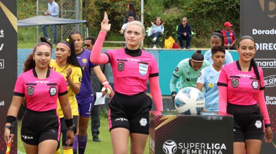 Gisselle Giler (centro) antes de dirigir el partido Universidad Católica vs. Barcelona, por la Superliga femenina, el sábado 27 de mayo de 2023.