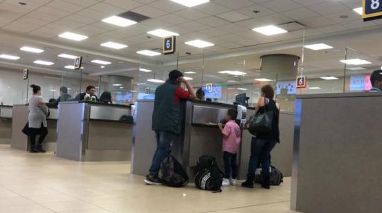 Una familia de ecuatorianos en el área de migración del aeropuerto de Quito, el 23 de diciembre de 2022.