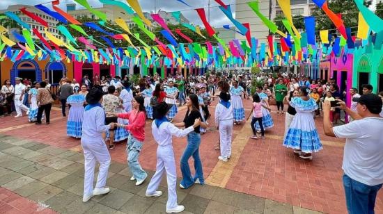 Municipio habilitó el espacio 'Guayaquil de mis colores' en el Hemiciclo de la Rotonda del Malecón, con una recreación de casas antiguas.  