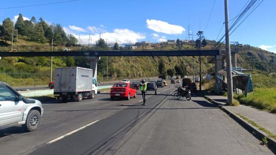 Un agente de tránsito de Quito durante un operativo, el 22 de julio de 2023.