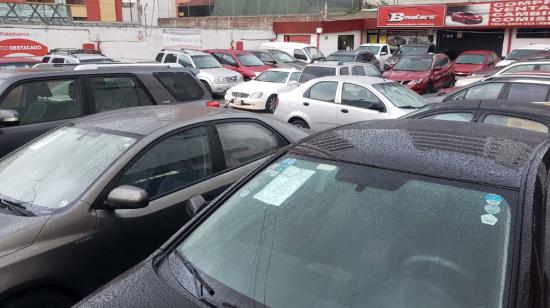 Local de venta de autos usados Bmotors, en la avenida 10 de Agosto, en Quito.