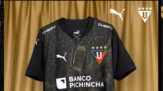 Camiseta conmemorativa de  Liga de Quito por el mes del hincha.